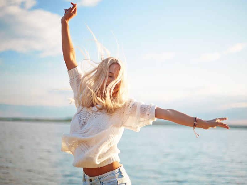 mujer feliz en la playa