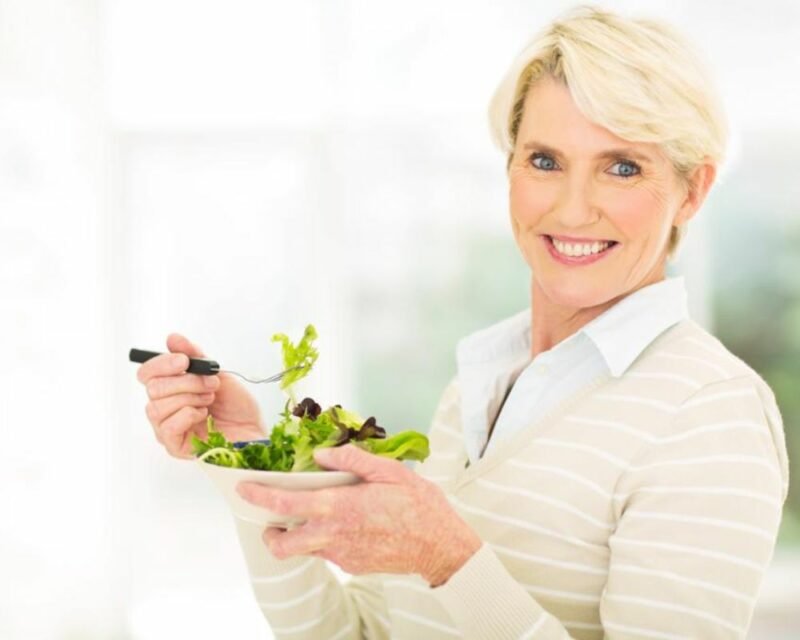 mujer comiendo ensalada
