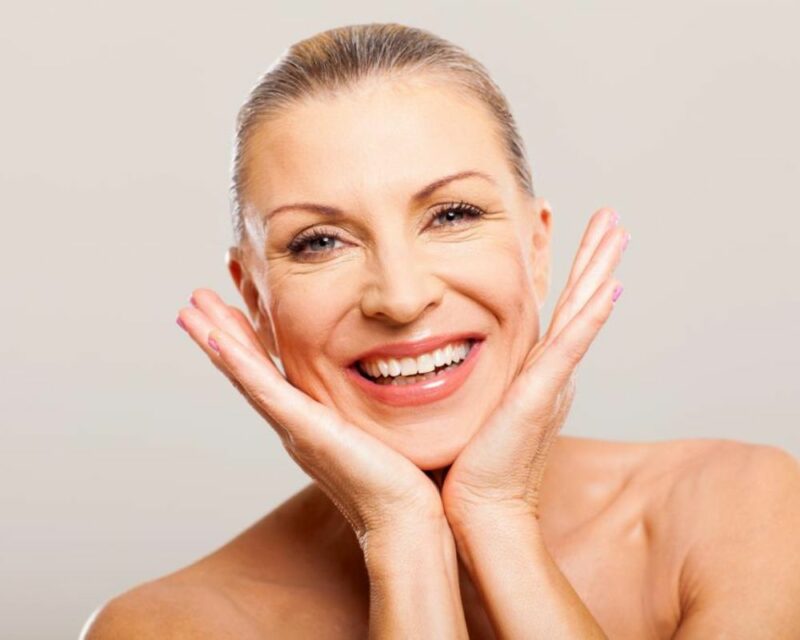 mujer sonriendo