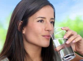 mujer bebiendo un vaso de agua