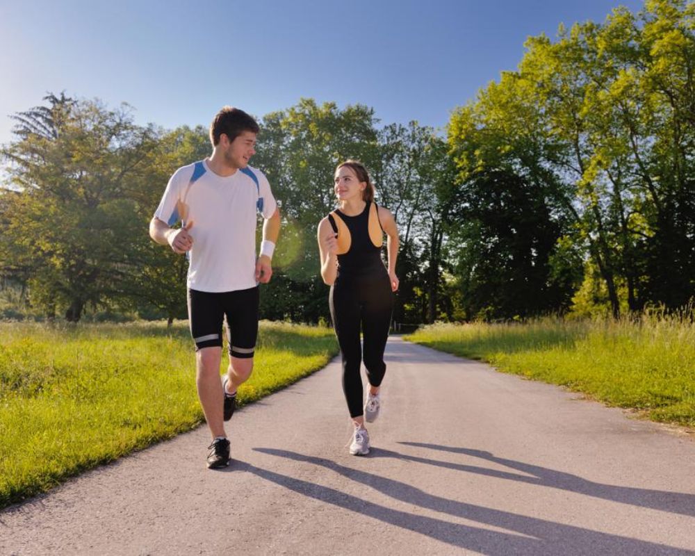 hombre y mujer corriendo
