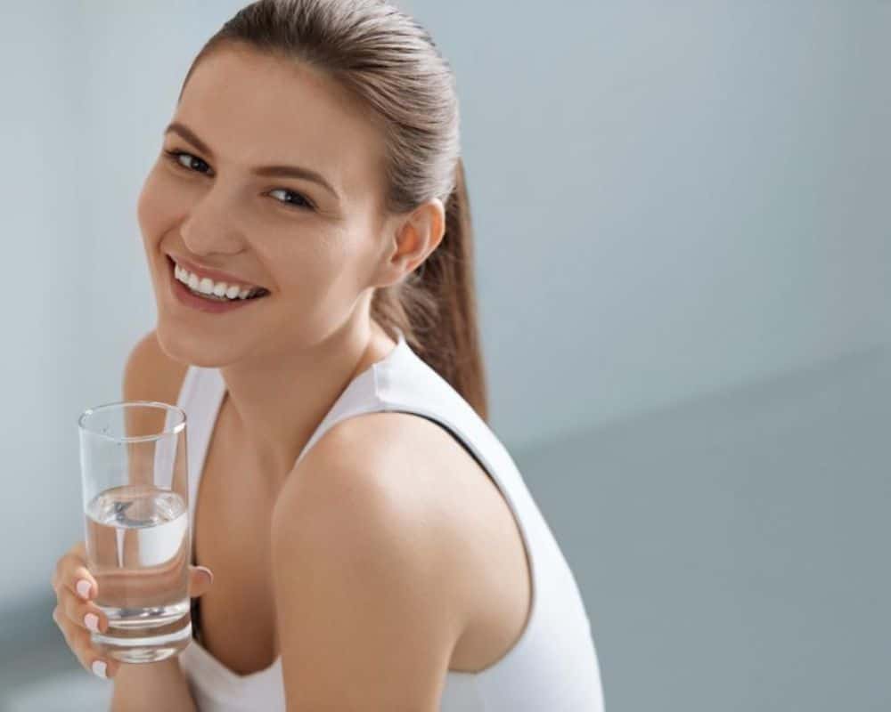 mujer con un vaso de agua