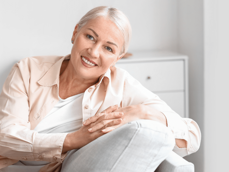 mujer pelo blanco sonriendo