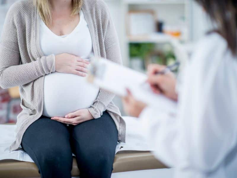 embarazada en consulta médica